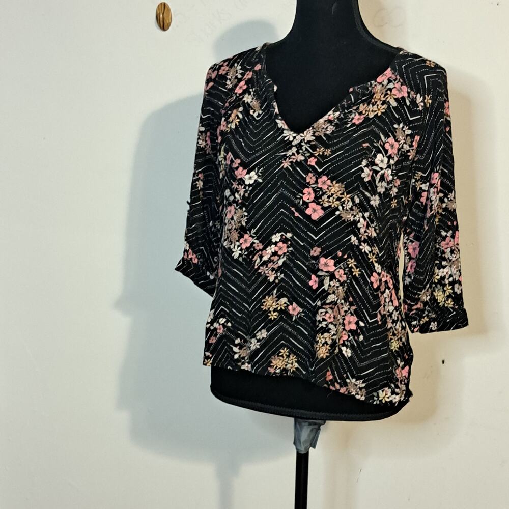 Maurices 3/4 Sleeve Tunic Size MD.. Keyhole Front Fasten.. Black Floral Print